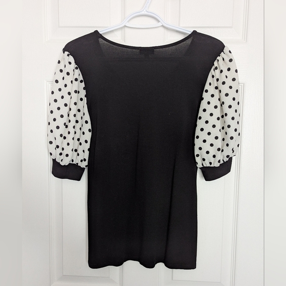 🎈Storm Women's (Size Medium) Black V-Neck Top With Polka Dot Puff Sleeves - Picture 4 of 12